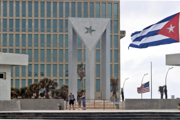 Fotografía en la que se registró un sector de la fachada principal de la embajada de Estados Unidos en La Habana (Cuba). EFE/Ernesto Mastrascusa
