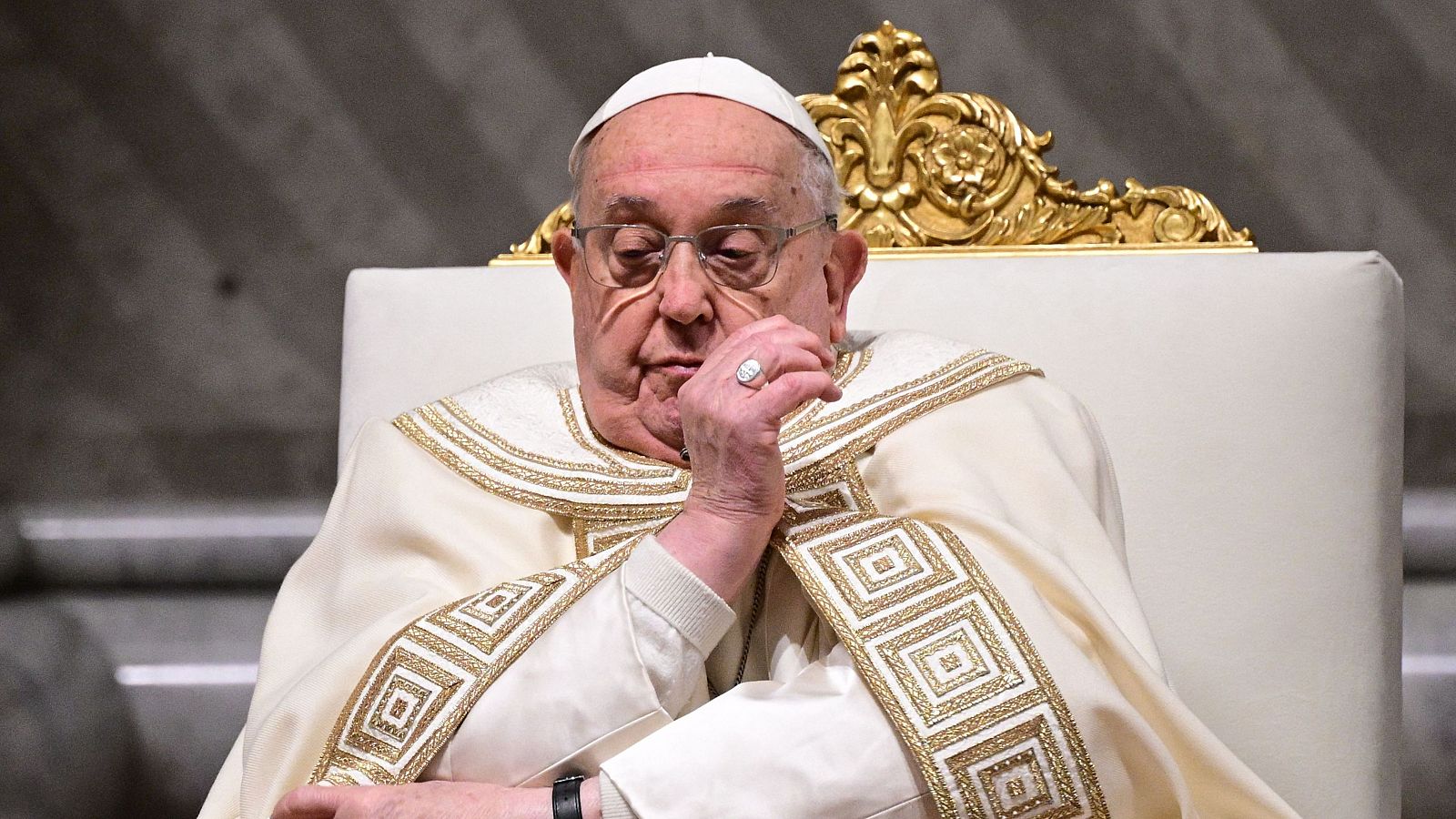 El papa Francisco sufre "neumonía bilateral"; cuadro clínico sigue siendo "complejo"