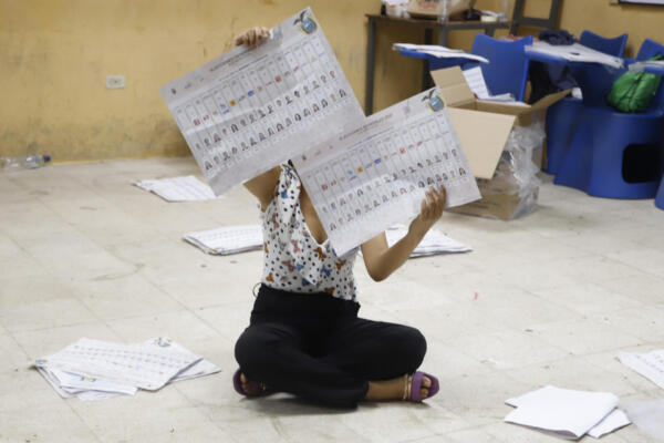 Fotografía del conteo de votos en Ecuador