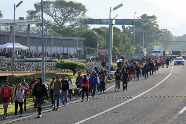 Fotografía de archivo del 13 de diciembre de 2024 de migrantes caminando en caravana, en el municipio de Huixtla en el estado de Chiapas (México)