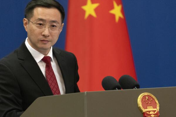 El portavoz de la Cancillería china Lin Jian, en una imagen reciente. EFE/EPA/ANDRES MARTINEZ CASARES