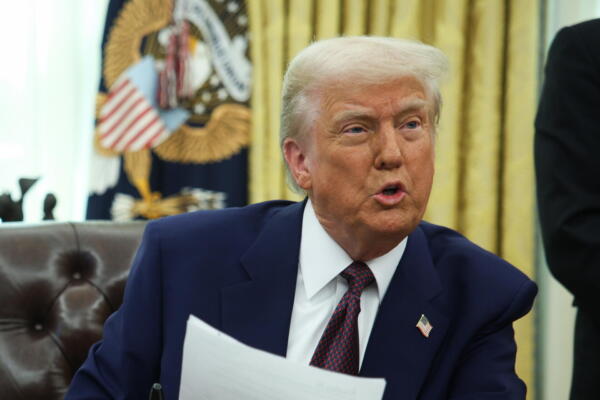 El presidente estadounidense, Donald Trump, se prepara para firmar una orden ejecutiva en la Oficina Oval de la Casa Blanca en WashingtoCHUNG / POOL