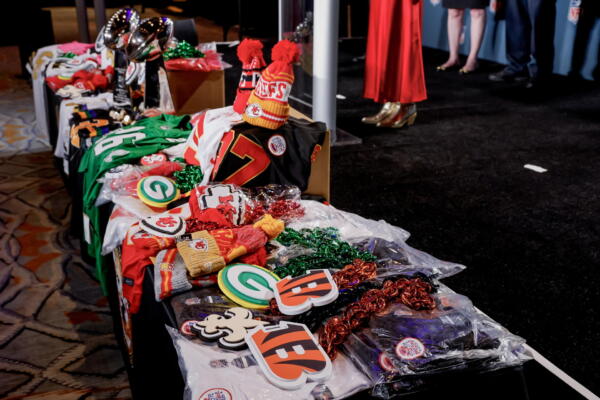 La NFL colocó en el Centro de Convenciones de Nueva Orleans la 'Experience', con campos de fútbol, juegos para niños, objetos de colección como cascos y camisetas firmadas. EFE/EPA/ERIK S. LESSER