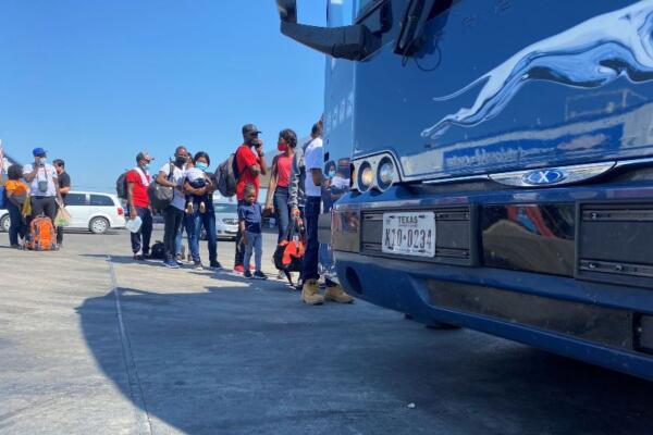 Fotografía de archivo en donde se ven migrantes que esperan para tomar un bus en EE.UU. EFE/ Alex Segura