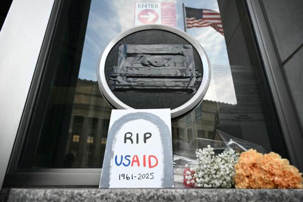 Los homenajes se colocan debajo del sello cubierto de la Agencia de los Estados Unidos para el Desarrollo Internacional (USAID) en su sede en Washington, DC, el 7 de febrero de 2025. (Mandel NGAN / AFP)