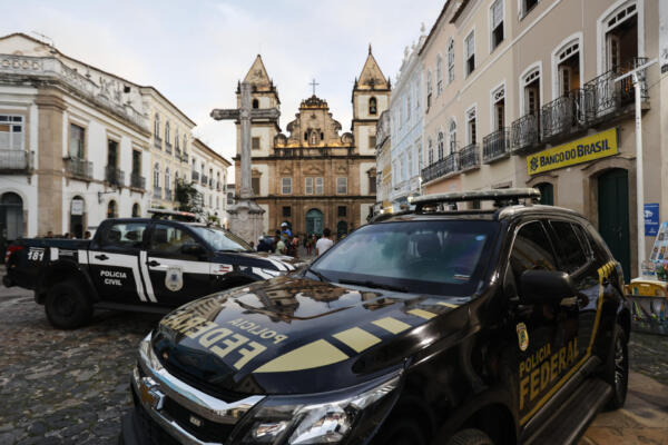 Integrantes de la Policía Federal custodian la iglesia de São Francisco de Asis este miércoles, en Salvador (Brasil). EFE/ Rafael Martins