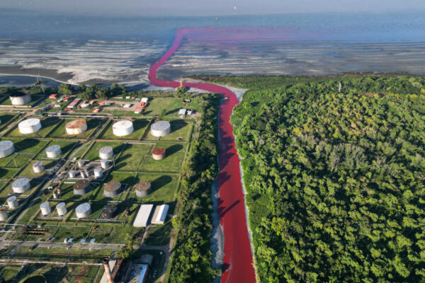 Fotografía aérea del arroyo Sarandí teñido de rojo, este jueves en la localidad de Avellaneda, en la Provincia de Buenos Aires (Argentina). EFE/ Stringer