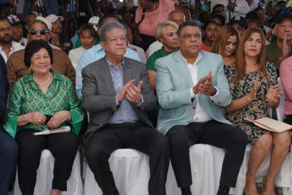 Fotografía del expresidente Leonel Fernández junto al exdiputado Juan Julio Campos Ventura.
