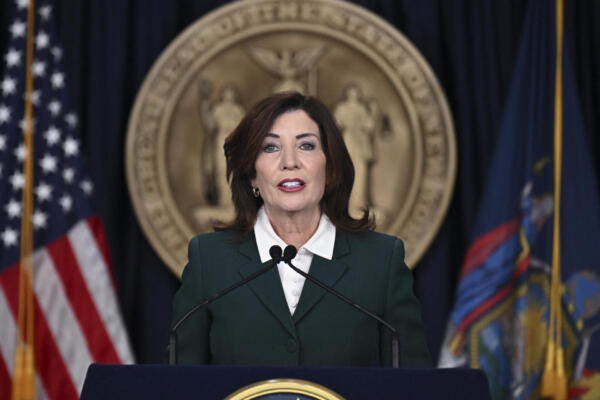 La gobernadora de Nueva York, Kathy Hochul. (Photo by ANGELA WEISS / AFP)