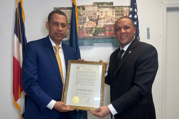 El presidente del Consejo Directivo del Instituto Dominicano de las Telecomunicaciones (Indotel), Guido Gómez Mazara junto a George Álvarez.