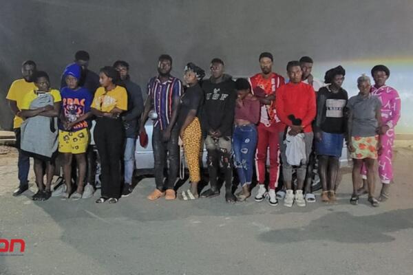 Entre los arrestos más notables, un grupo de siete haitianos fue detenido en una motoneta tipo Margarita, marca TVS. (foto, fuente externa)