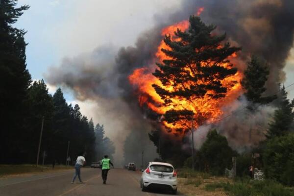 Un muerto y 800 evacuados por incendios en Patagonia argentina
