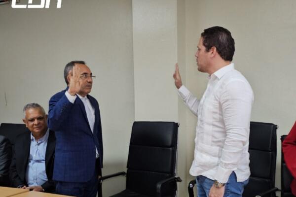 Carlos Bonilla (derecha) deja juramententado a Elsido Antonio Díaz Bueno en el Instituto de Auxilios.