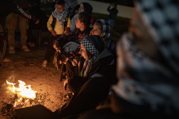 Los palestinos esperan la liberación de sus familiares de las cárceles israelíes, en el Hospital Europeo de Khan Younis, en el sur de la Franja de Gaza. EFE/HAITHAM IMAD