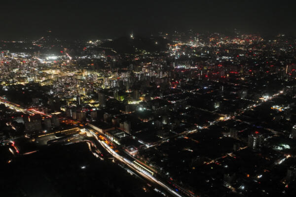 Esta vista aérea muestra la ciudad parcialmente iluminada durante un apagón en Santiago el 25 de febrero de 2025. Javier TORRES / AFP