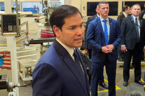 El secretario de Estado de Estados Unidos, Marco Rubio, habla con periodistas durante un viaje a El Salvador. 
EFE/ Eduard Ribas