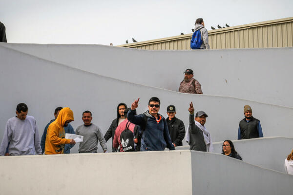 Grupo de migrantes deportados desde Estados Unidos, a su llegada al puerto fronterizo de El Chaparral, en Tijuana (México). EFE/Joebeth Terríquez