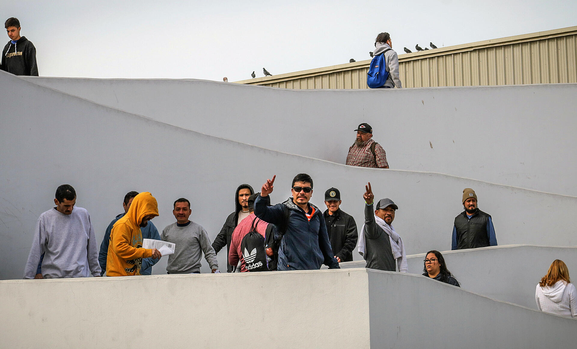 EE.UU. planea construir centros de detención para inmigrantes en diez bases militares, según NPR