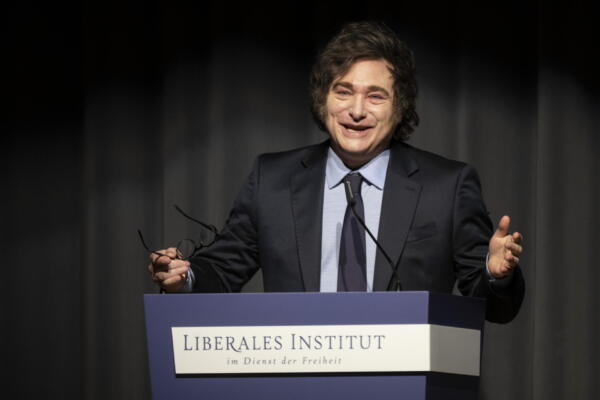 Fotografía del presidente de Argentina, Javier Milei, después de recibir el Premio Roepke para la Sociedad Civil 2025 del Instituto Liberal.
EFE/EPA/Ennio Leanza