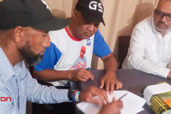 El acuerdo de trabajo y colaboración entre la GoldQuest y la Liga Campesina de Beisbol, se firmó en un acto presidido por los ingenieros Luis Santana. Foto: Fuente externa 