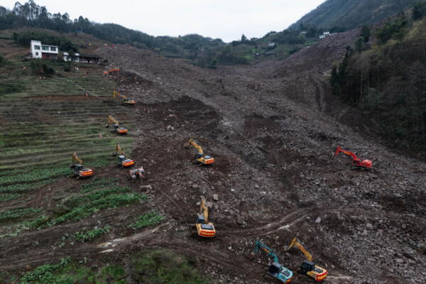 Una imagen tomada con un dron muestra excavadoras trabajando en el sitio de rescate en la provincia de Sichuan, China. EFE/XINHUA