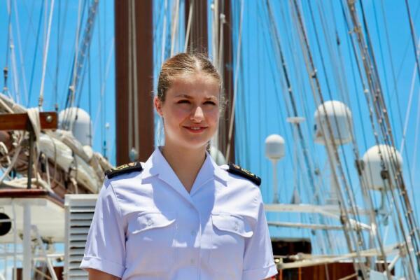 La princesa Leonor a su llegada al puerto de Salvador de Bahía a bordo del buque escuela Juan Sebastián de Elcano, este jueves. EFE/ Francisco Gómez