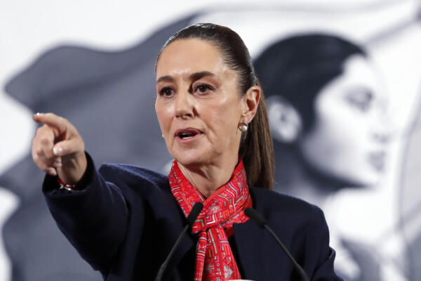 La presidenta de México, Claudia Sheinbaum, habla durante su conferencia de prensa diaria este lunes. EFE/ Mario Guzmán