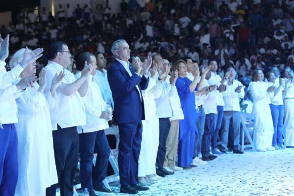 Presidente Luis Abinader y miembros del Partido Revolucionario Moderno (PRM)