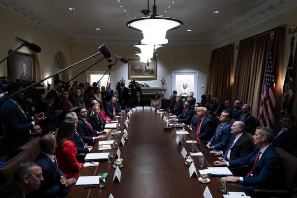 El presidente de EE.UU., Donald Trump, lidera una reunión del gabinete en la Casa Blanca. EFE / AL DRAGO