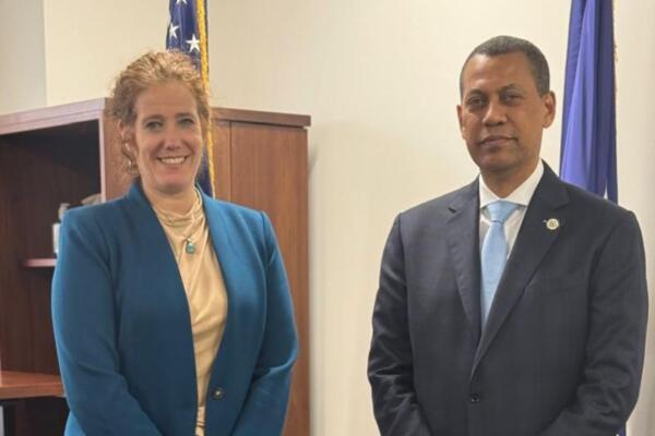 Presidente del Indotel, Guido Gómez Mazara, junto a Jennifer Bachus, subsecretaria adjunta de EEUU