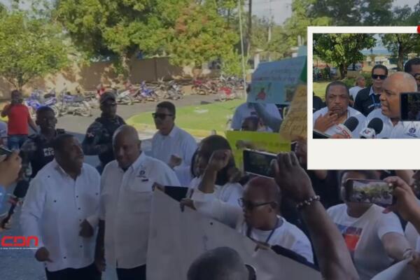 Familiares y amigos de Francisco Leonardo Montero intentaron ingresar al Palacio de Justicia para exigir justicia. Foto: Fuente externa 