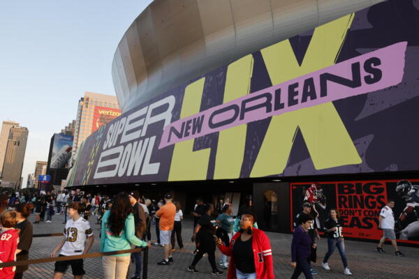 Los aficionados al fútbol americano se reúnen durante el evento de Noche de Apertura del Super Bowl LIX de la Liga Nacional de Fútbol Americano en el Caesars Superdome en Nueva Orleans, Luisiana (EE.UU.). EFE/ERIK S. LESSER
