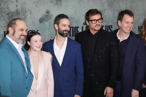 Fotografía de la actriz Bella Ramsey y el actor Pedro Pascal, mientras posan con los creadores Craig Mazin y Neil Druckmann en la alfombra roja antes de la premiere de la serie de HBO 'The Last of Us'. EFE/DAVID SWANSON