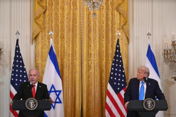 El primer ministro de Israel, Benjamin Netanyahu, habla durante una conferencia de prensa con el presidente estadounidense Donald Trump.
(Foto WATSON / AFP)