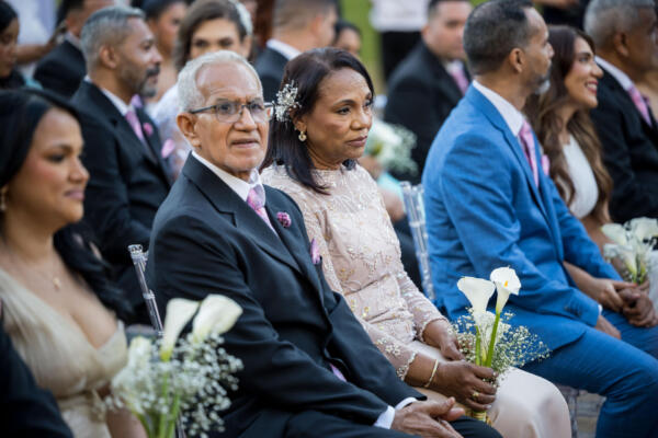Una pareja participa en una boda colectiva este viernes, en el Día de San Valentin en Caracas (Venezuela). EFE/ Miguel Gutiérrez