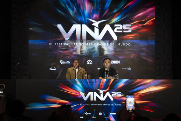 El director ejecutivo de MegaMedia Rodrigo Norambuena, y el organizador del Festival de Viña del Mar y representante de Bizarro, Daniel Merino, hablan en una rueda de prensa. EFE/ Adriana Thomasa