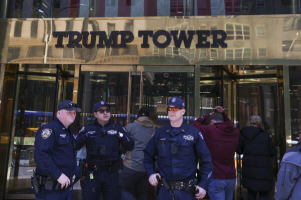 La policía trabaja fuera de Trump Tower después de que manifestantes de ocuparan el atrio del edificio en Nueva York. EFE/SARAH YENESEL