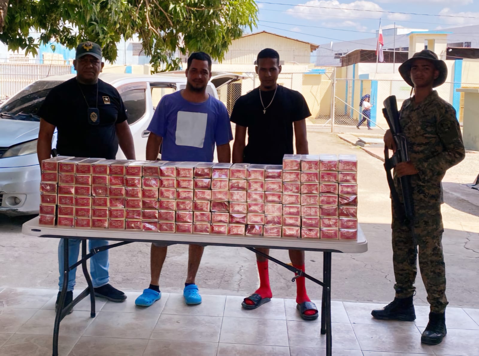 Una patrulla militar, integrada por miembros del Ejército de República Dominicana, retuvieron una furgoneta con 113 paquetes de cigarrillos.