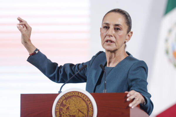 La presidente de México, Claudia Sheinbaum, habla durante su rueda de prensa matutina este jueves, en el Palacio Nacional de Ciudad de México
