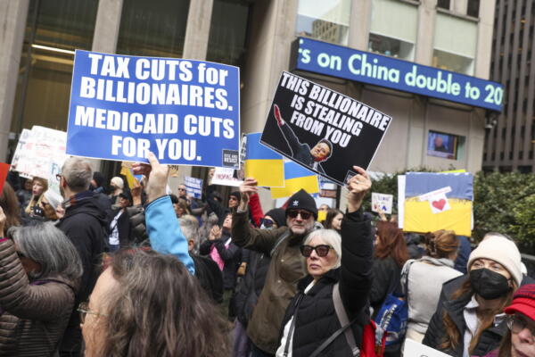 Personas se reúnen frente a la sede de Fox News en Nueva York este 4 de marzo de 2025, durante una protesta organizada por el grupo de activistas Rise and Resist. EFE/EPA/SARAH YENESEL