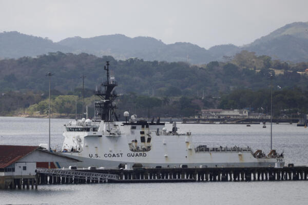 Un buque de la Guardia Costera de Estados Unidos anclado en entrada del canal de Panamá. EFE/ Bienvenido Velasco
