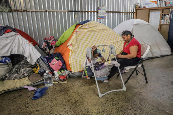 Migrantes descansan en el albergue 'Juventud 2000' este martes, en Tijuana (México)
