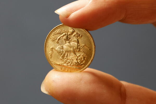 Una moneda de oro es analizada en la Feria de Numismática en Niza (Francia) hoy 19 de marzo de 2025. EFE/EPA/Sebastien Nogier