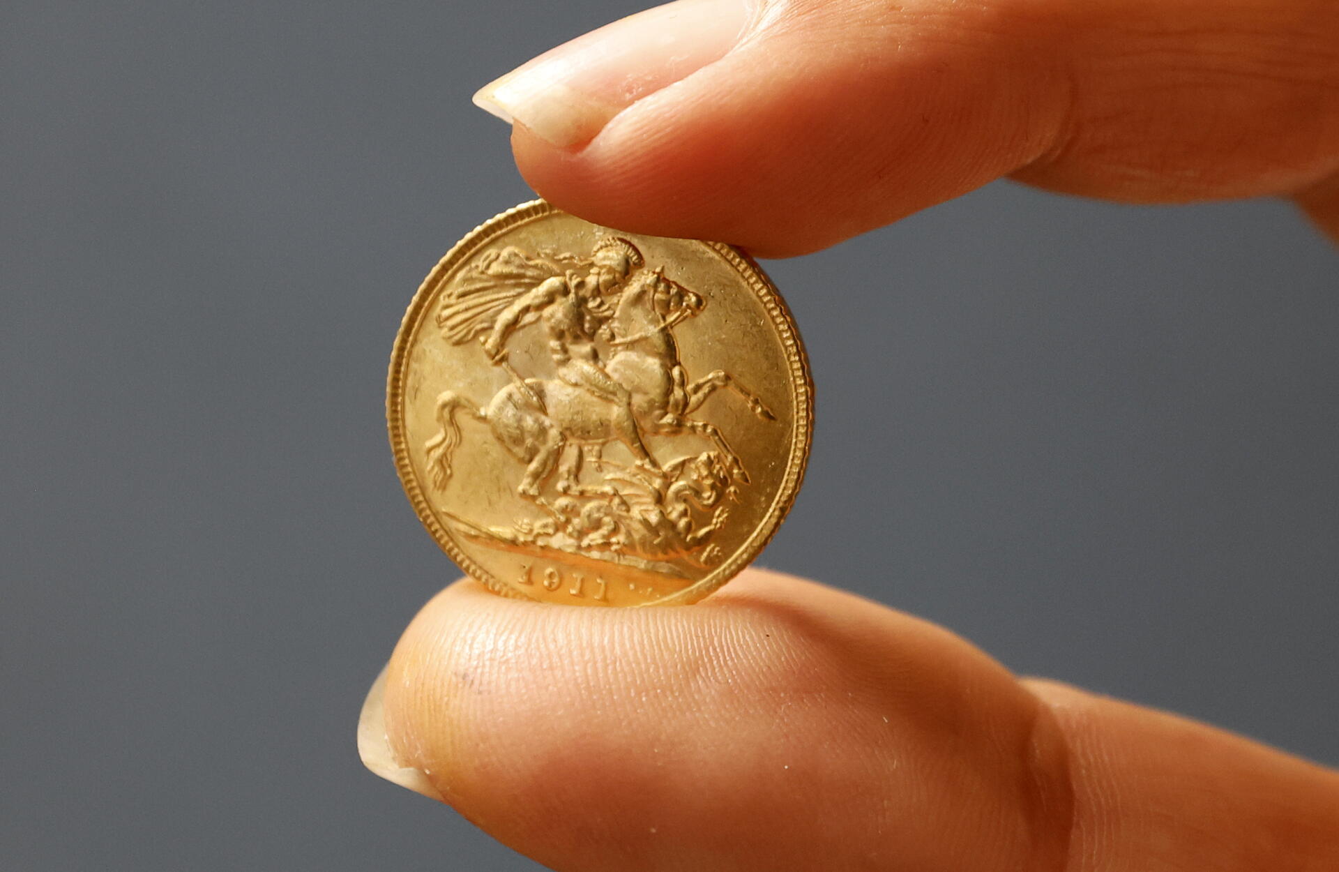 El oro supera los 3.050 dólares tras revisar la Fed las previsiones económicas de EE.UU.