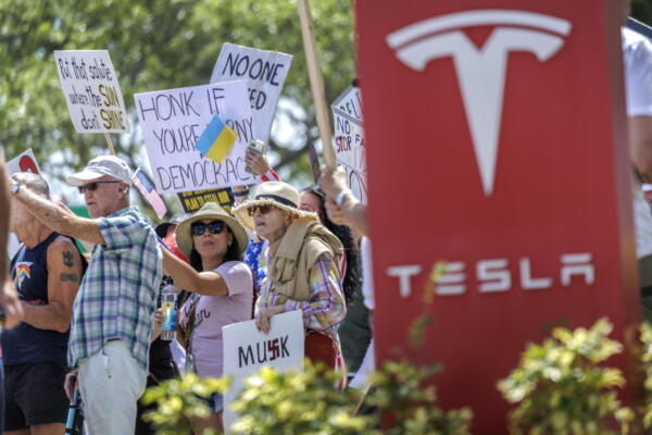 Un grupo de persona fue registrado este 22 de marzo al protestar frente a un concesionario de la automotriz eléctrica estadounidense Tesla