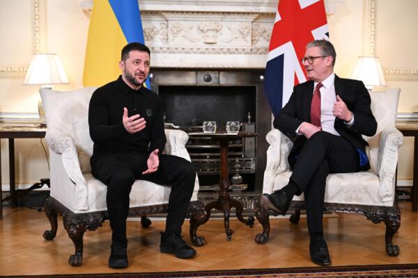 El primer ministro británico, Keir Starmer, ofreció este sábado una calurosa bienvenida al presidente ucraniano, Volodímir Zelenski / FOTO: EFE