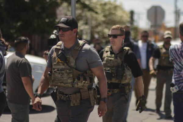 Fotografía de archivo en la que se registró a un par de policías estadounidenses al vigilar a un grupo de migrantes. Texas, EE.UU. EFE/Jonathan Fernández