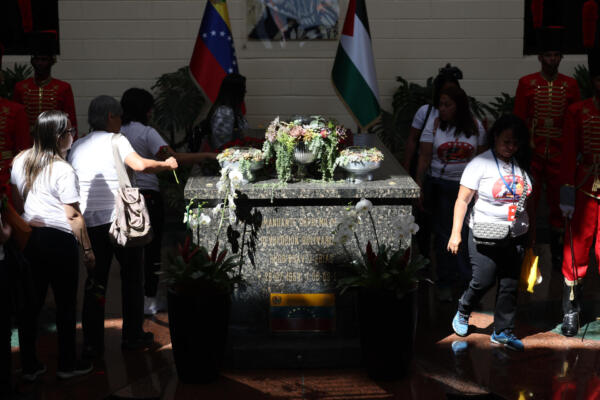 Simpatizantes dejan flores sobre el sepulcro del fallecido presidente de Hugo Chávez. EFE/ Miguel Gutiérrez