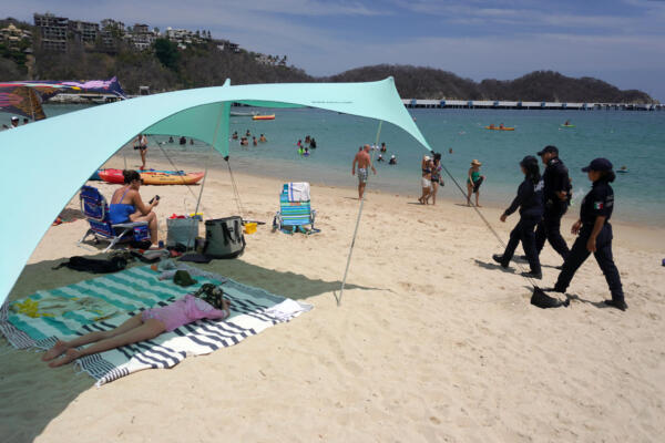 Policías del estado resguardan una playa este martes en el balneario de Huatulco en Oaxaca (México). EFE/ Jesús Méndez