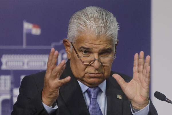 El presidente de Panamá, José Raúl Mulino, habla en una rueda de prensa este jueves, en el Palacio de las Garzas en Ciudad de Panamá
